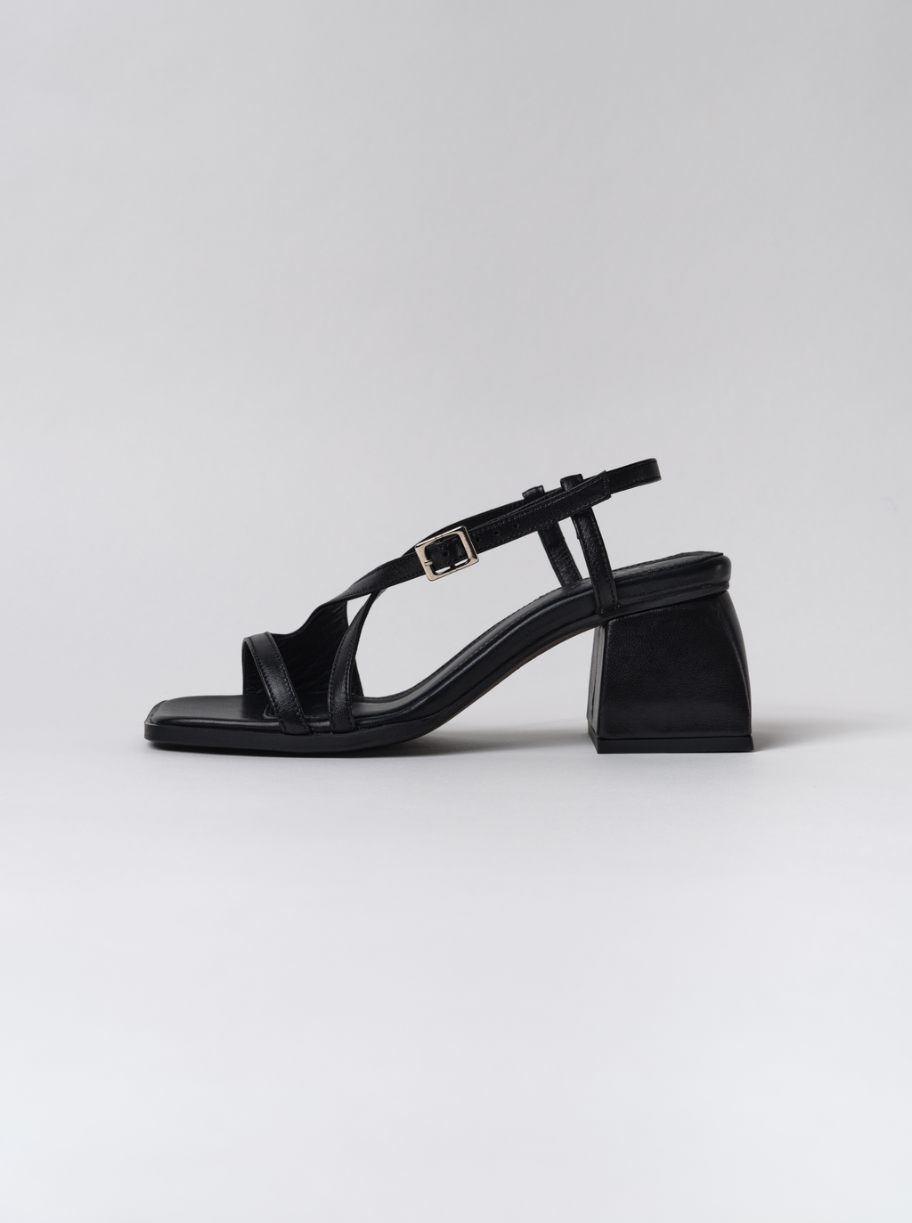 Sandalias negras cuadradas aplastadas