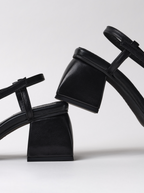 Sandalias negras cuadradas aplastadas