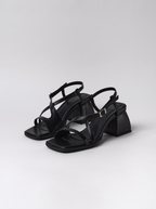 Sandalias negras cuadradas aplastadas
