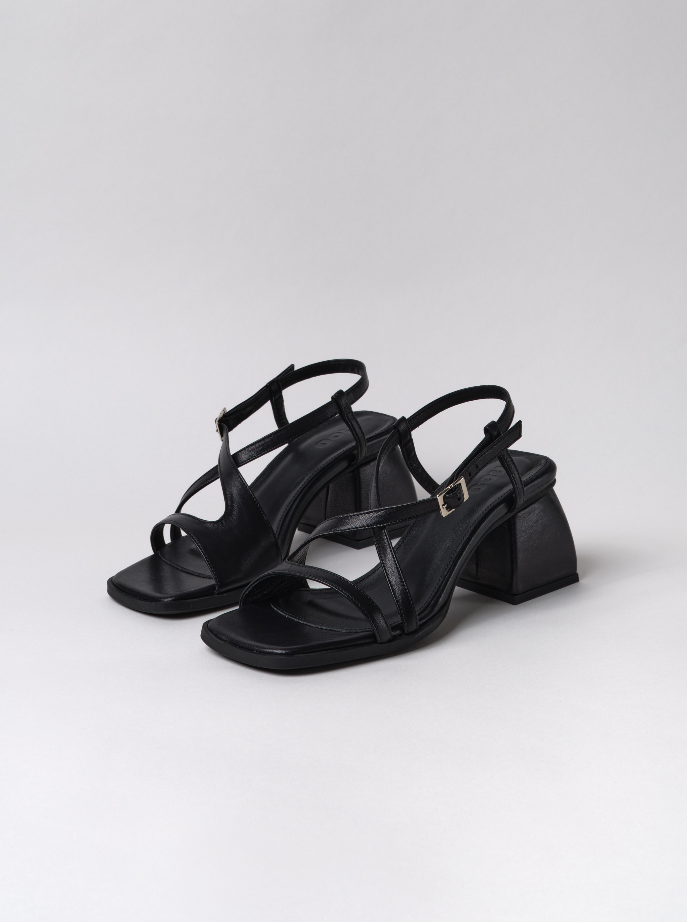 Sandalias negras cuadradas aplastadas