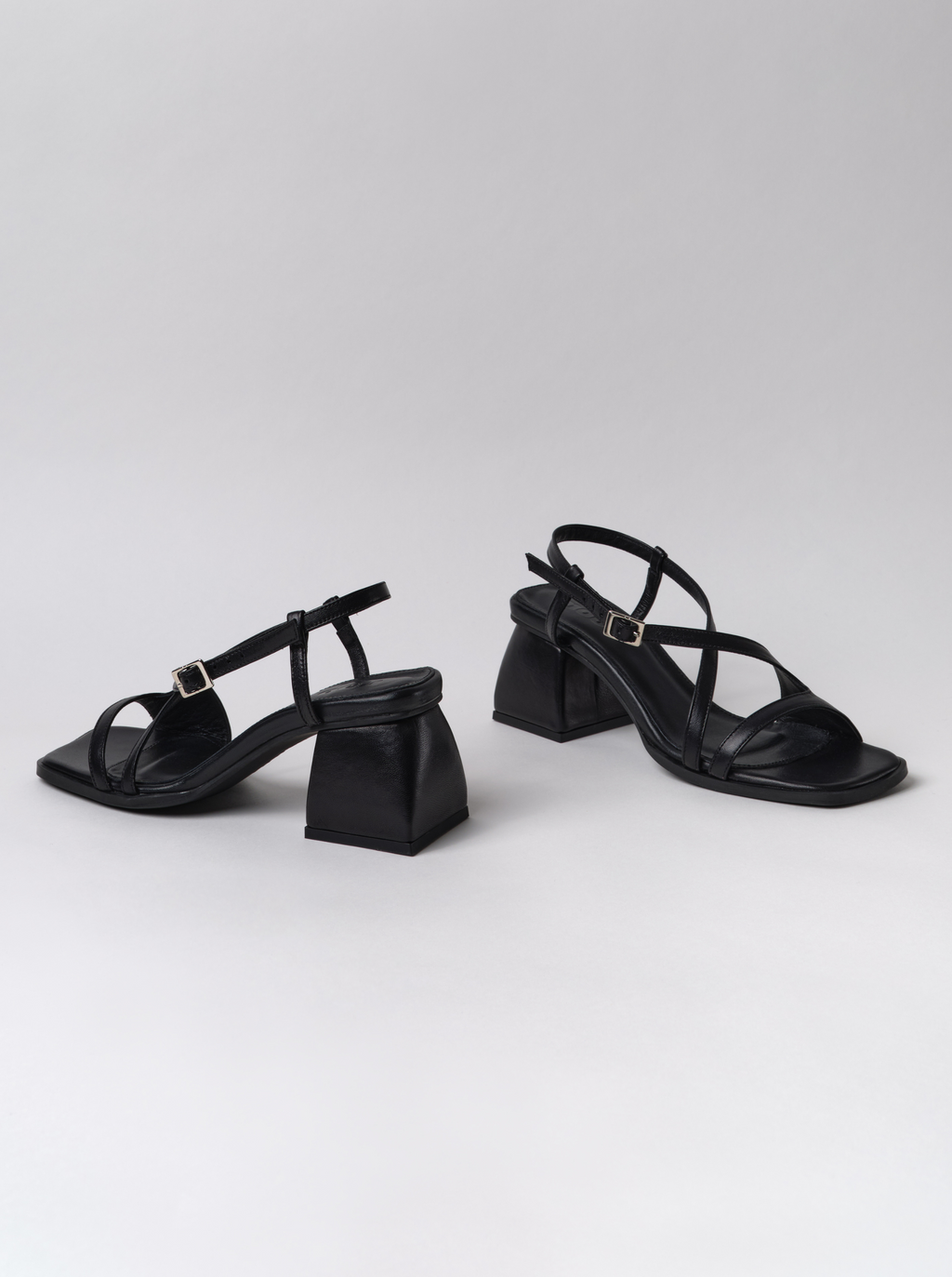 Sandalias negras cuadradas aplastadas
