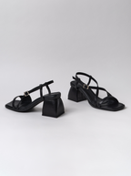 Sandalias negras cuadradas aplastadas