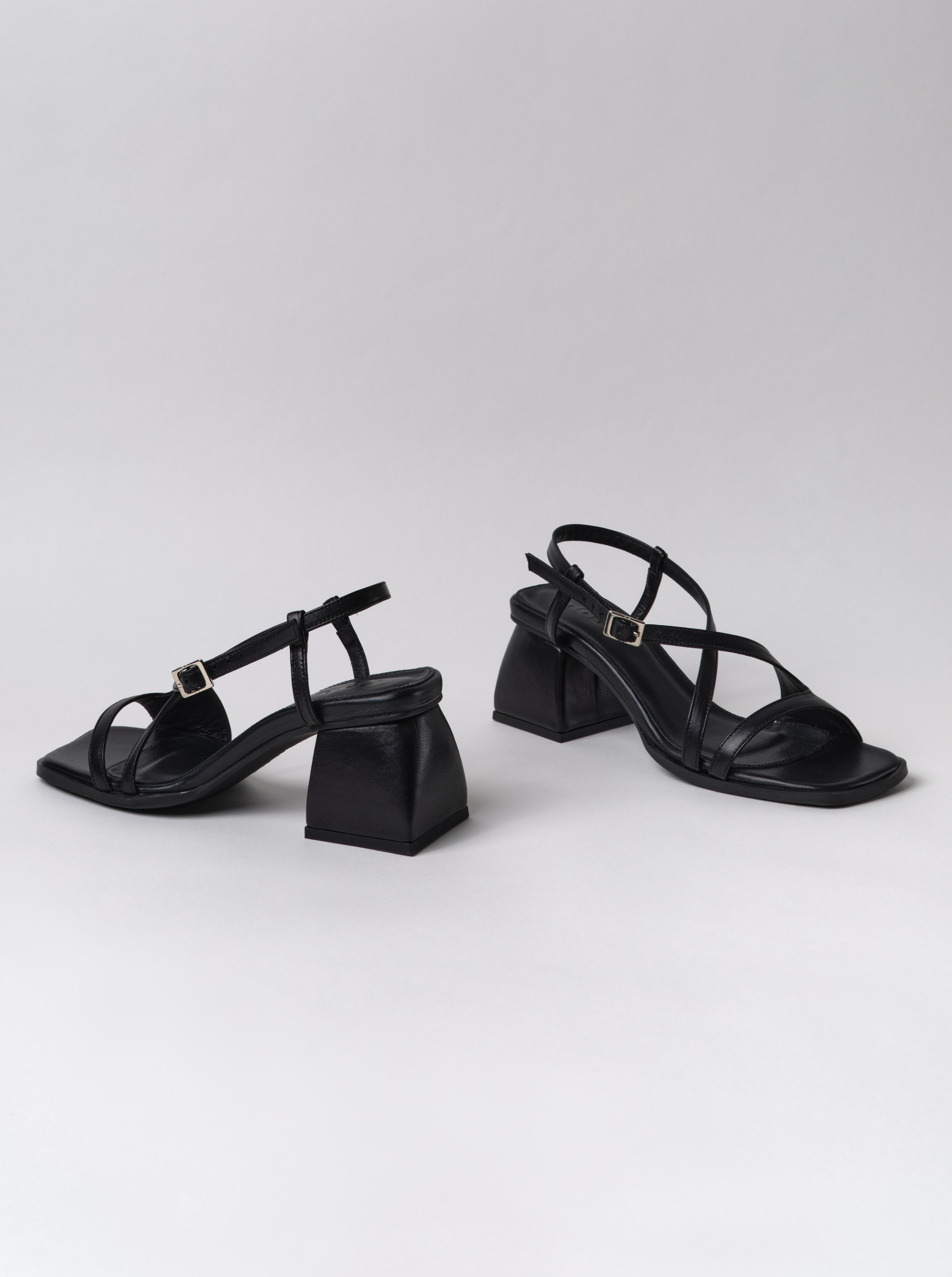 Sandalias negras cuadradas aplastadas