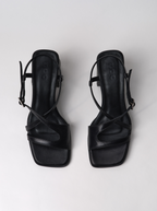 Sandalias negras cuadradas aplastadas