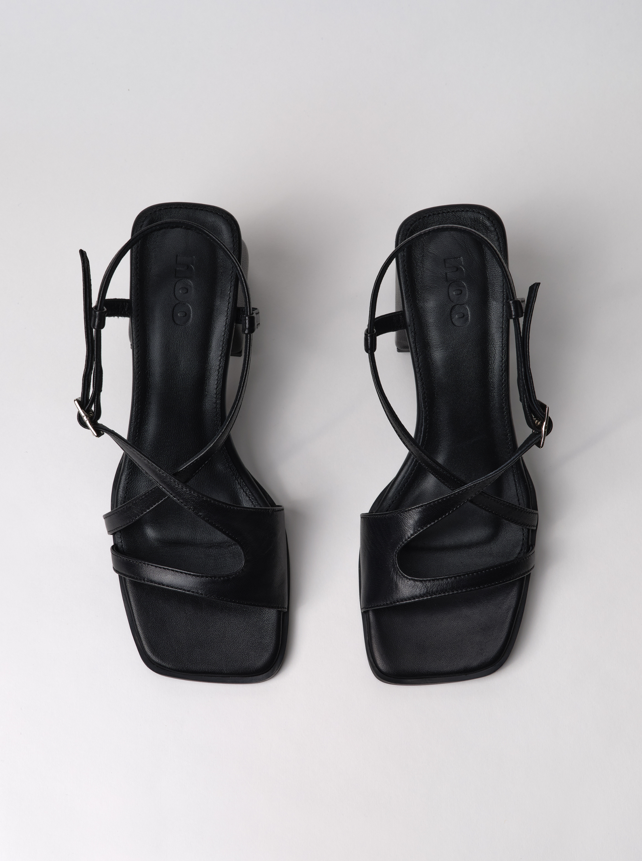 Sandalias negras cuadradas aplastadas
