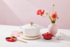 Cocotte Ronde Signature - Fonte Émaillée - 22Cm - Motifs Cœurs - Bouton Doré Clair