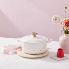 Cocotte Ronde Signature - Fonte Émaillée - 22Cm - Motifs Cœurs - Bouton Doré Clair