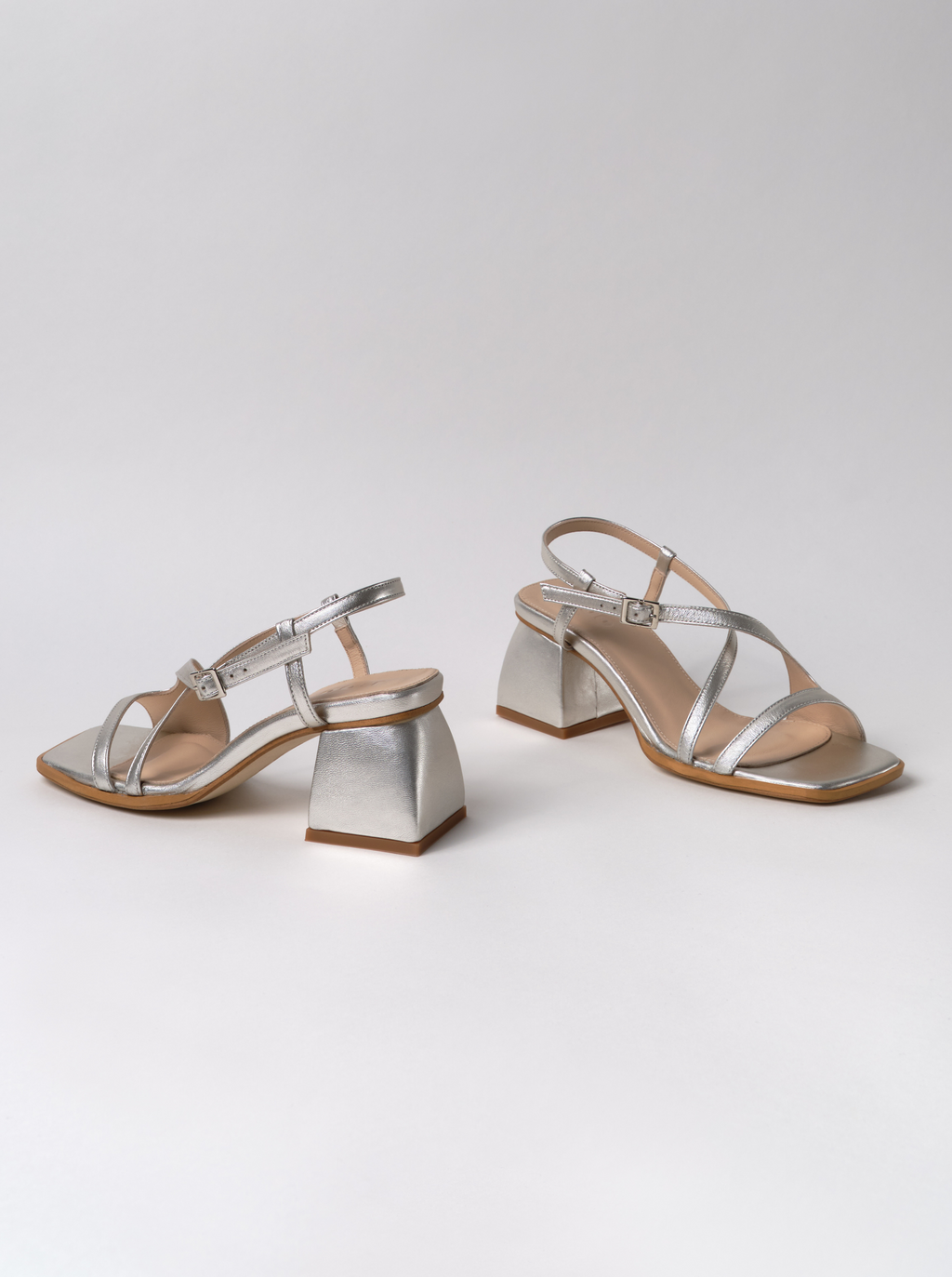 Sandalias cuadradas plateadas aplastadas