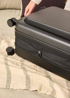 Luggage Studio Pocket - Maleta rígida extensible apta para compañías low cost - Negro