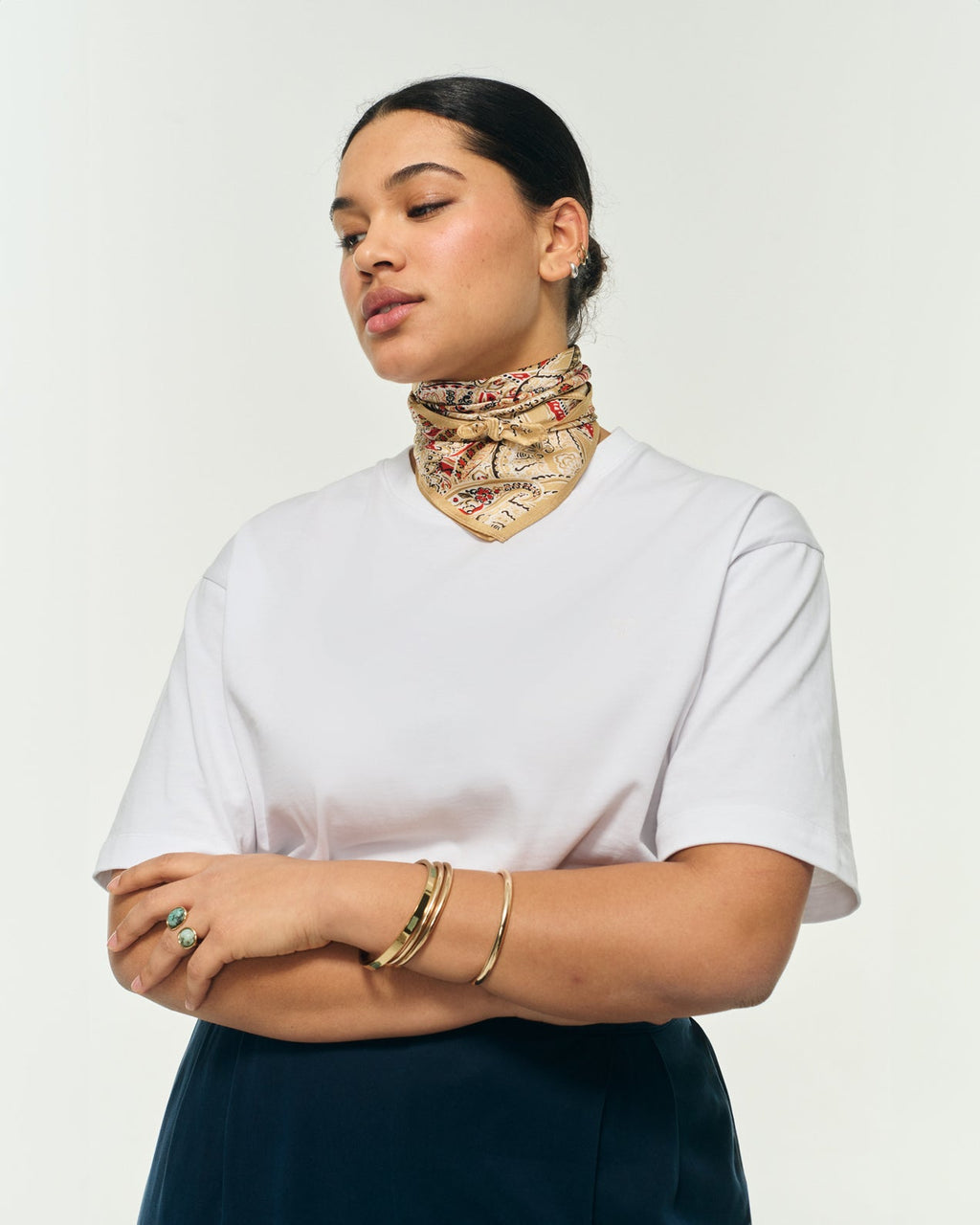Explora nuestra colección de accesorios y joyas, una fusión perfecta de sofisticación y creatividad para realzar cada look con brillo y audacia.