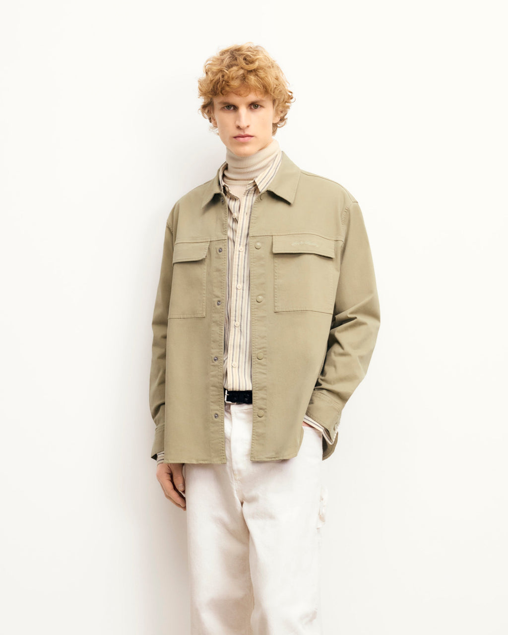 #label: Leon mide 1,89 m y lleva una talla M