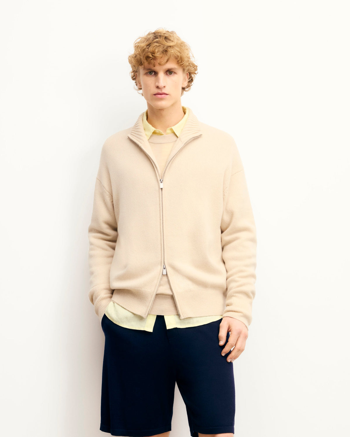 #label: Leon mide 1,89 m y lleva una talla M