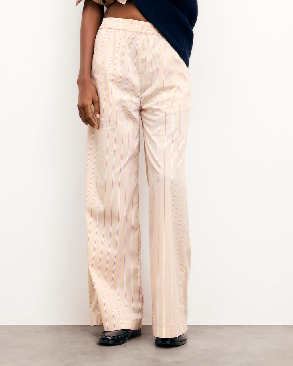 #label: Janelle mesure 1,77m et porte une taille S
