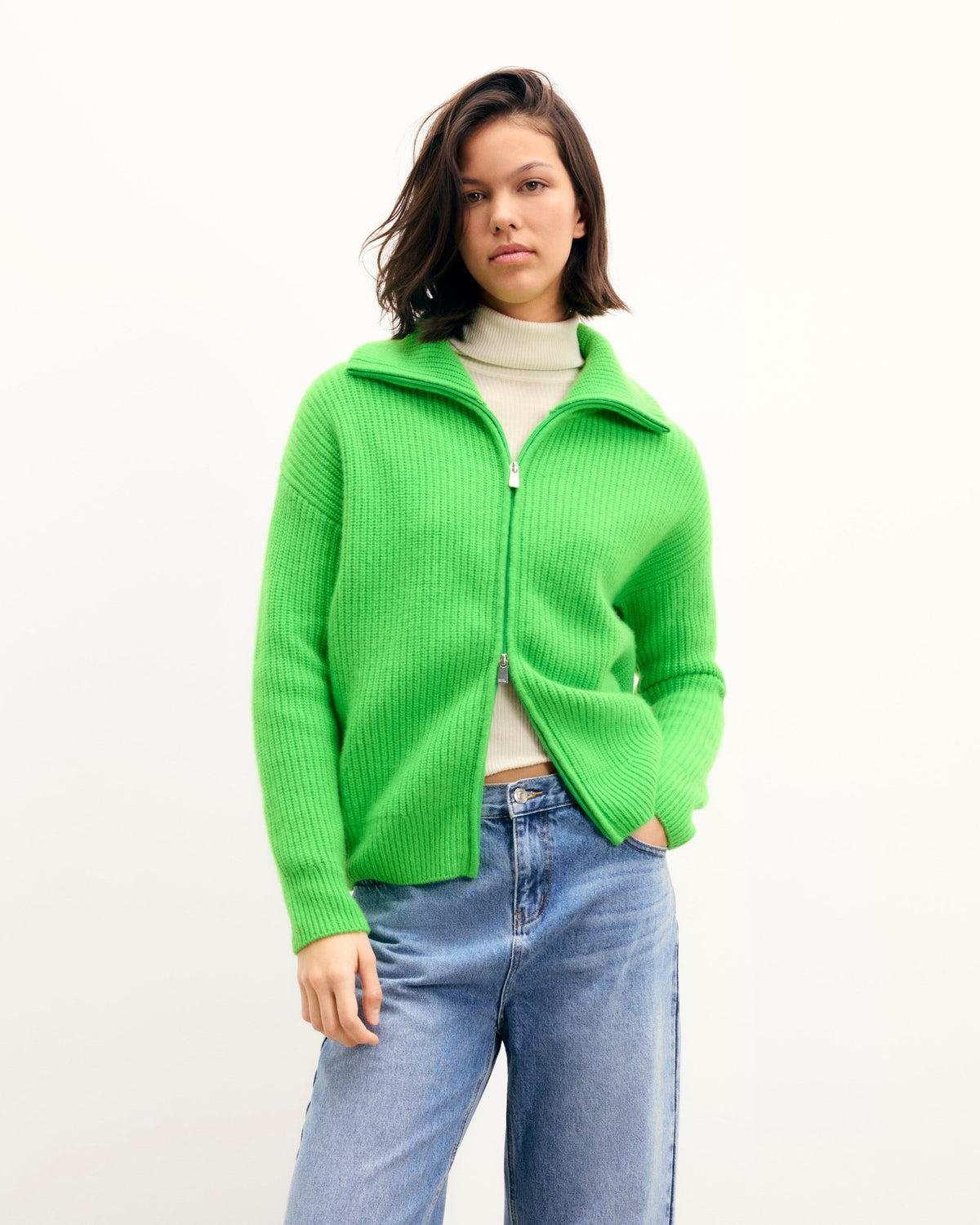 #label: Kim mide 1,78 m y lleva una talla S