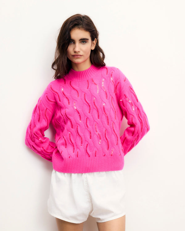 #label: Magdalena is 1.77m tall and wears a size S