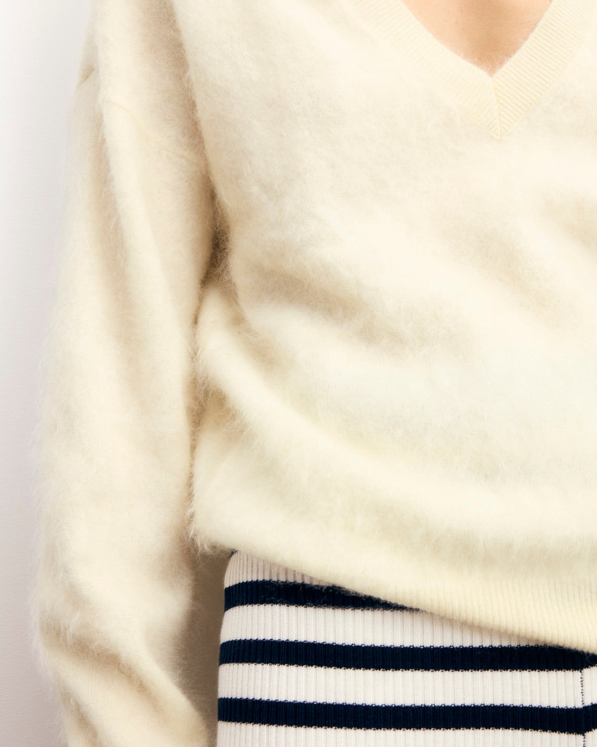 Jersey de cachemira cepillada con cuello en V - Crudo - Mujer