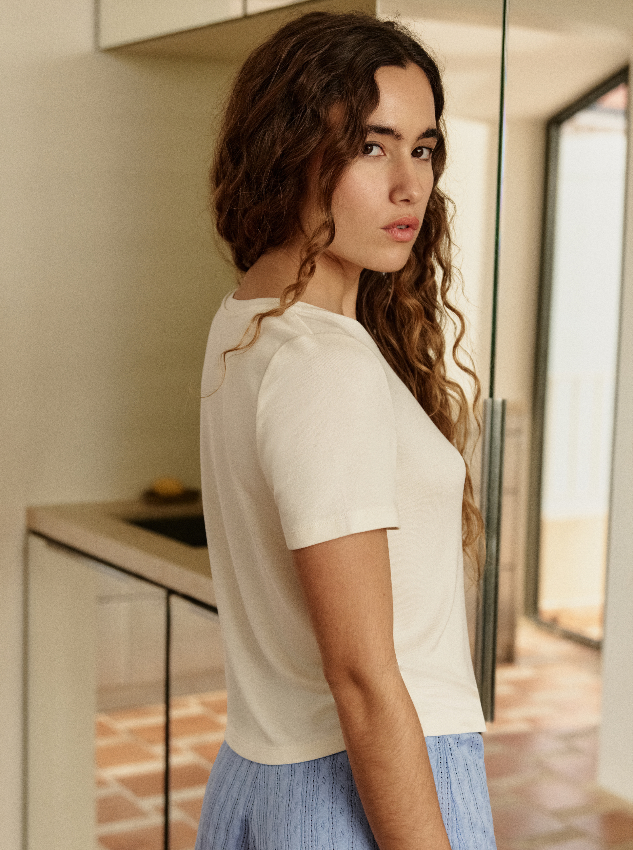 Nueva camiseta blanquecina profunda