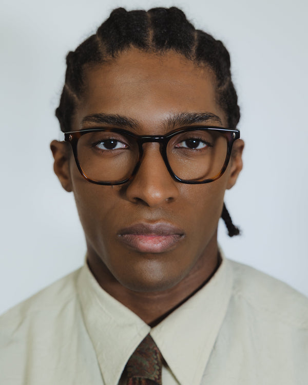 Anteojos Jay Ecaille: montura rectangular, usados por un hombre