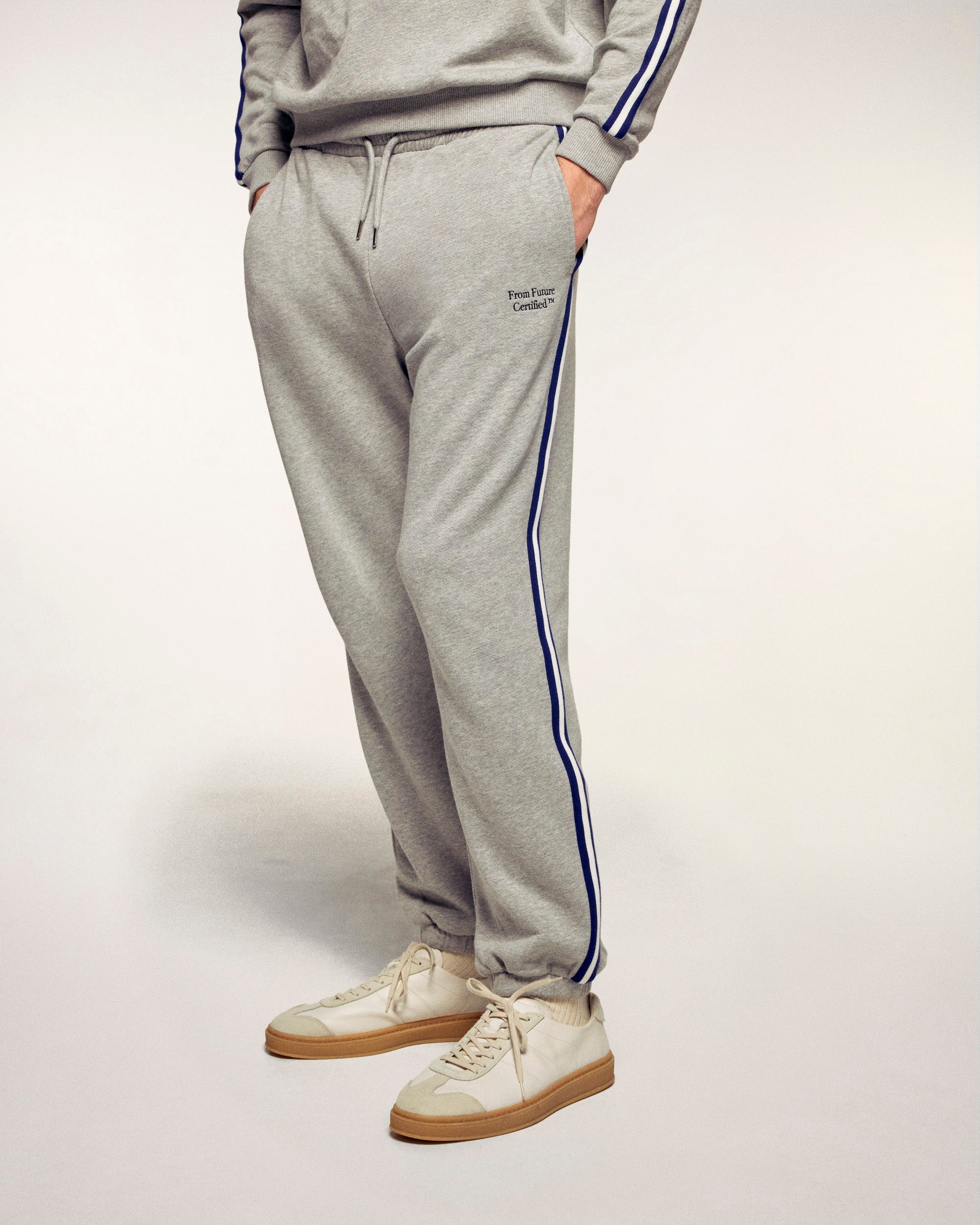 Jogging Large À Bandes Et Broderies