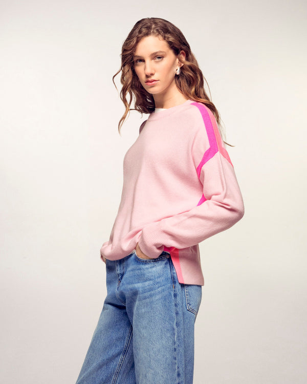 #label: Nathali is 1.76m tall and wears a size S