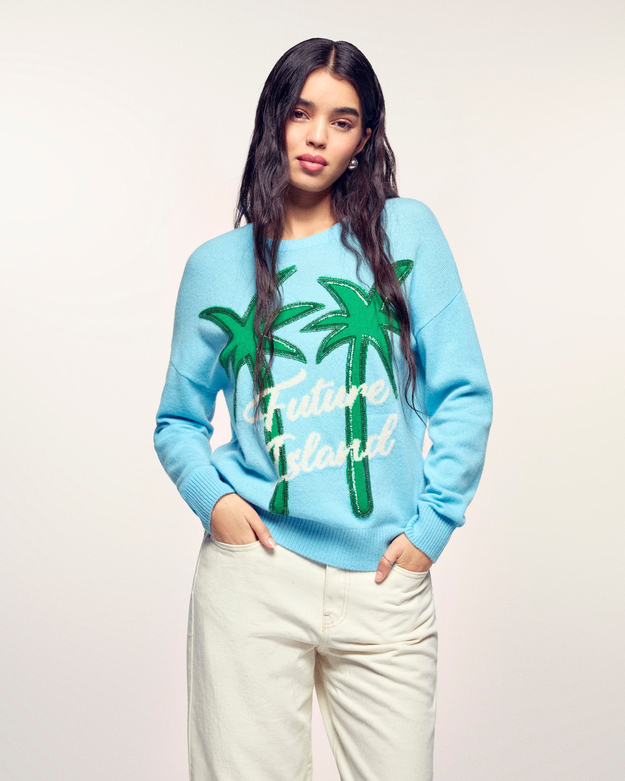 #label: Ehlana mesure 1,77m et porte une taille S