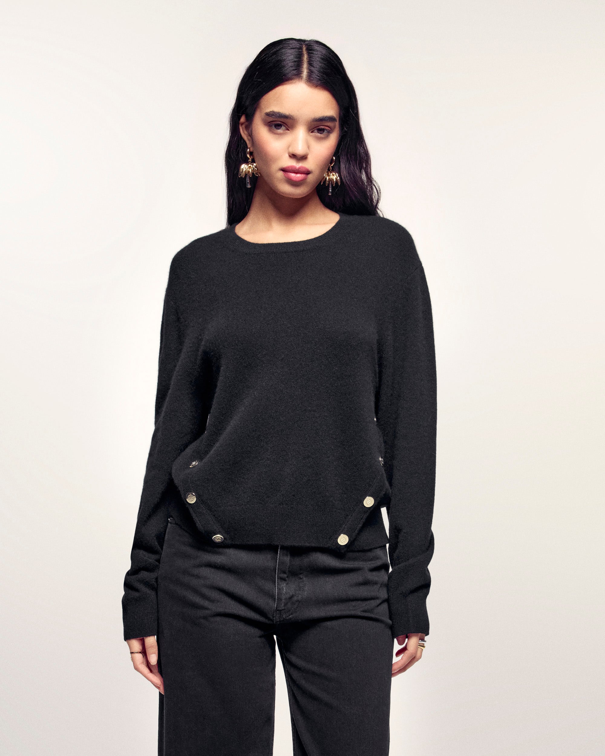 #label: Ehlana mesure 1,77m et porte une taille S
