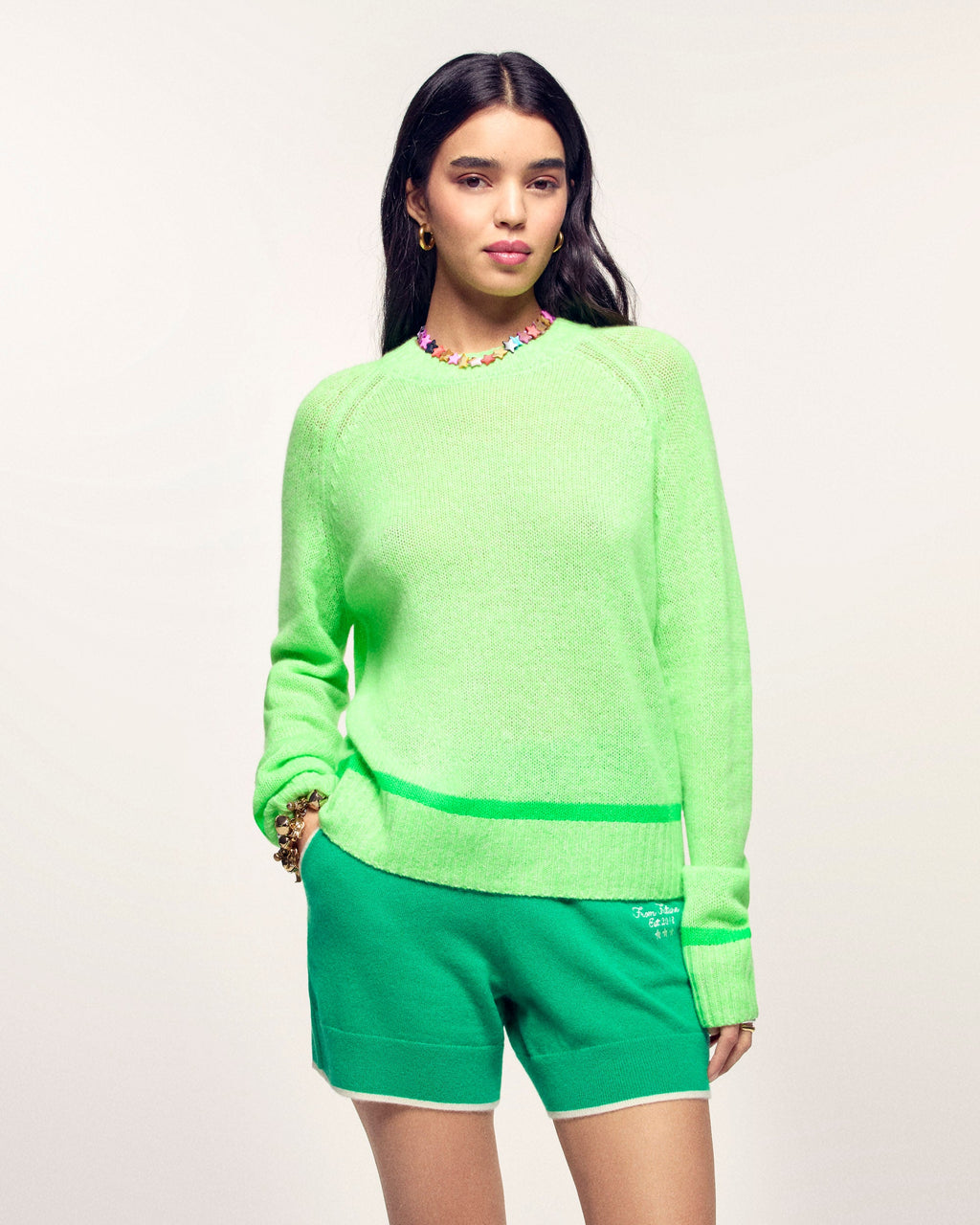 #label: Ehlana mesure 1,77m et porte une taille S