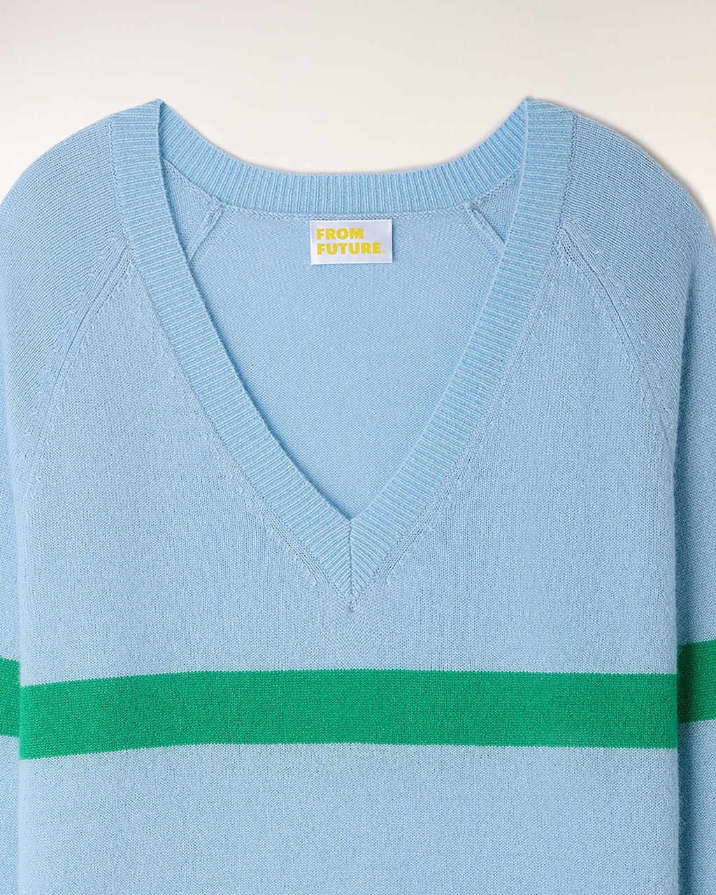 Jersey bicolor a rayas con cuello de pico
