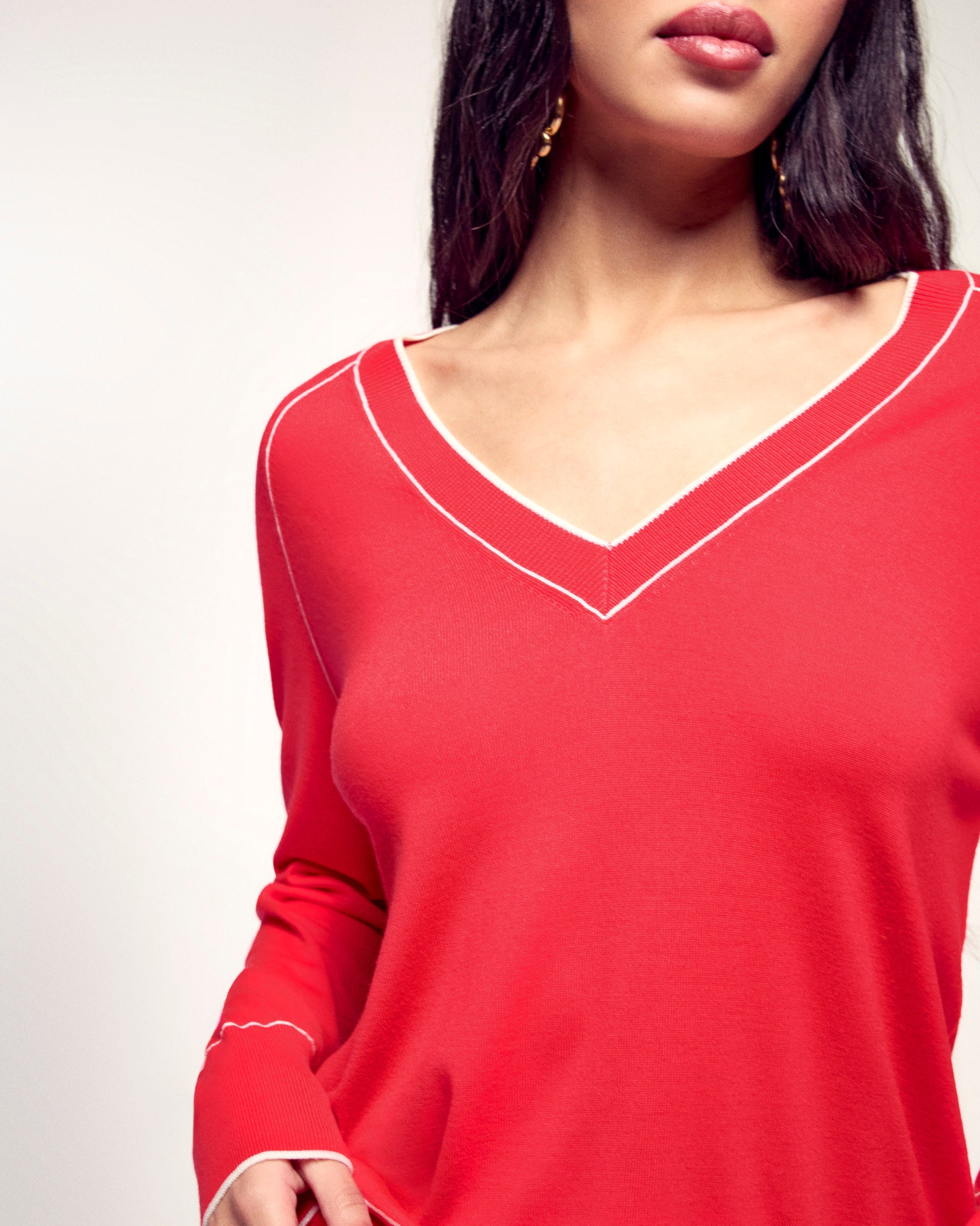 Jersey con cuello en V y ribetes en contraste