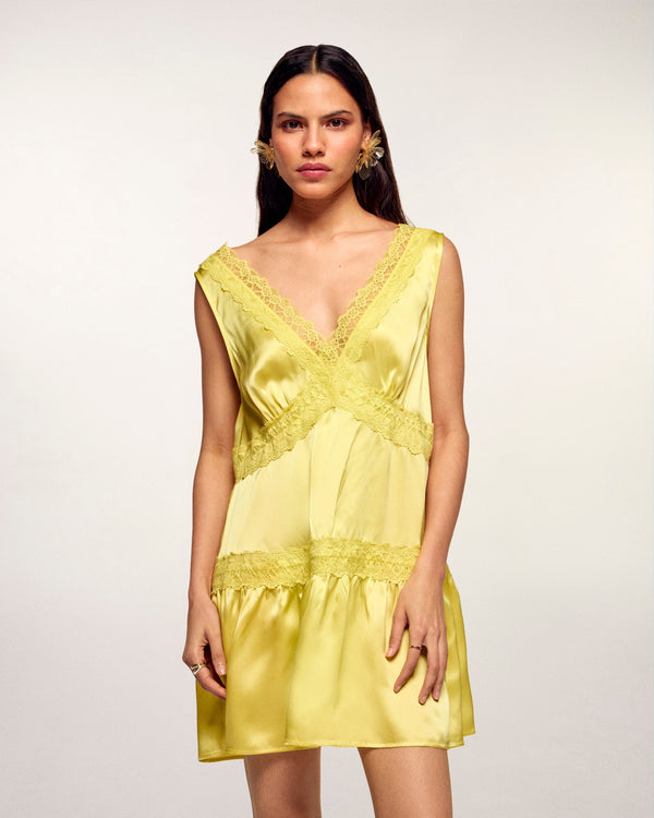 #label: Wilmari is 1.73m tall and wears a size S
