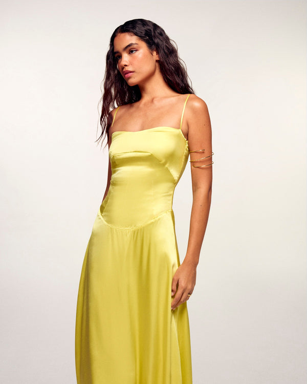 #label: Andrea is 1.80m tall and wears a size S