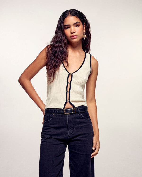 #label: Andrea is 1.80m tall and wears a size S