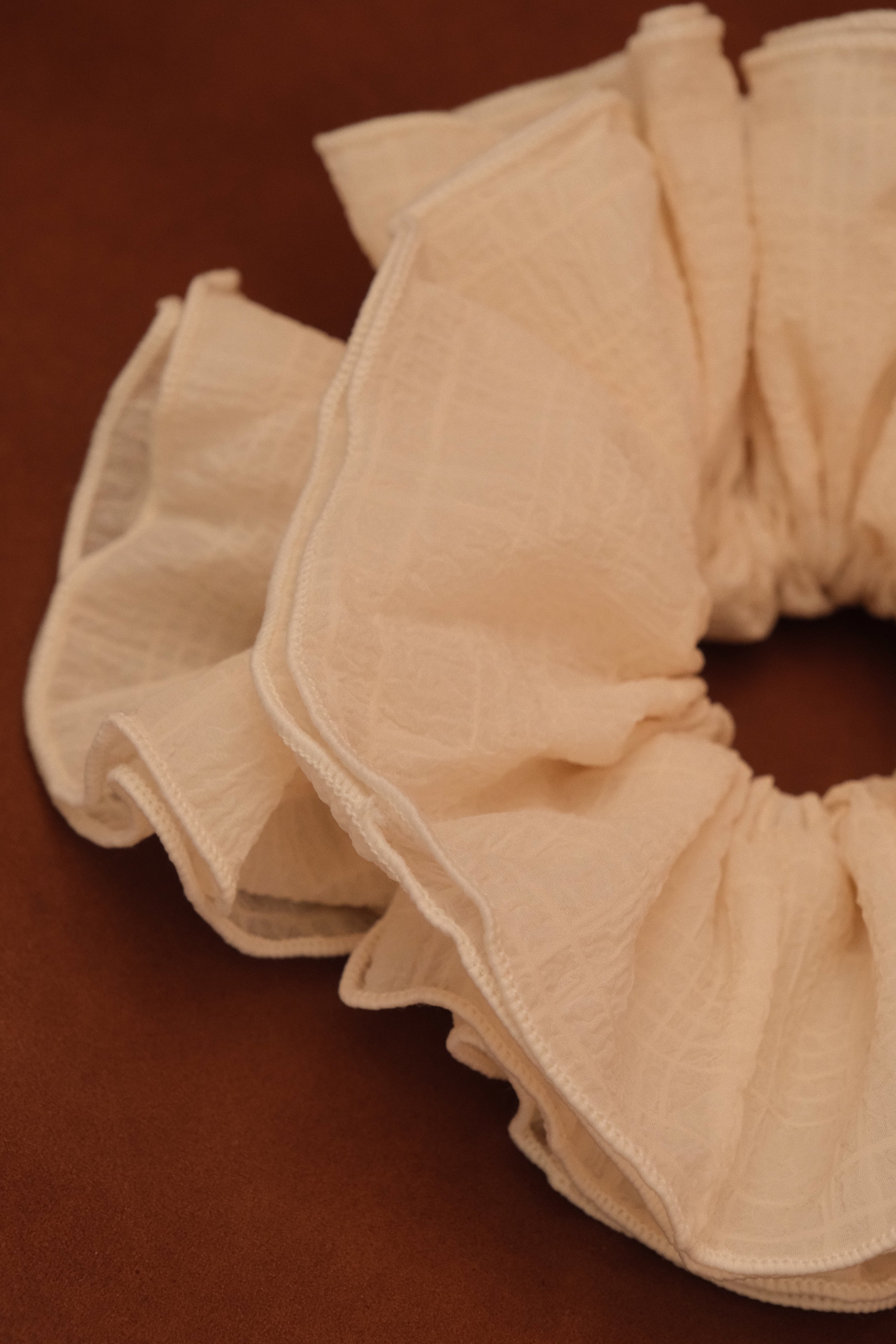Maxi ruffle scrunchie écru