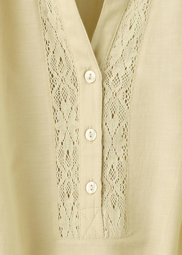 Blusa Con Bordados Calados