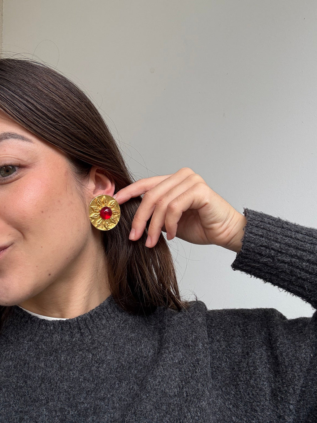 Boucles D’Oreilles Carita Vintage - Fleurs Dorées Et Cabochon Rouge