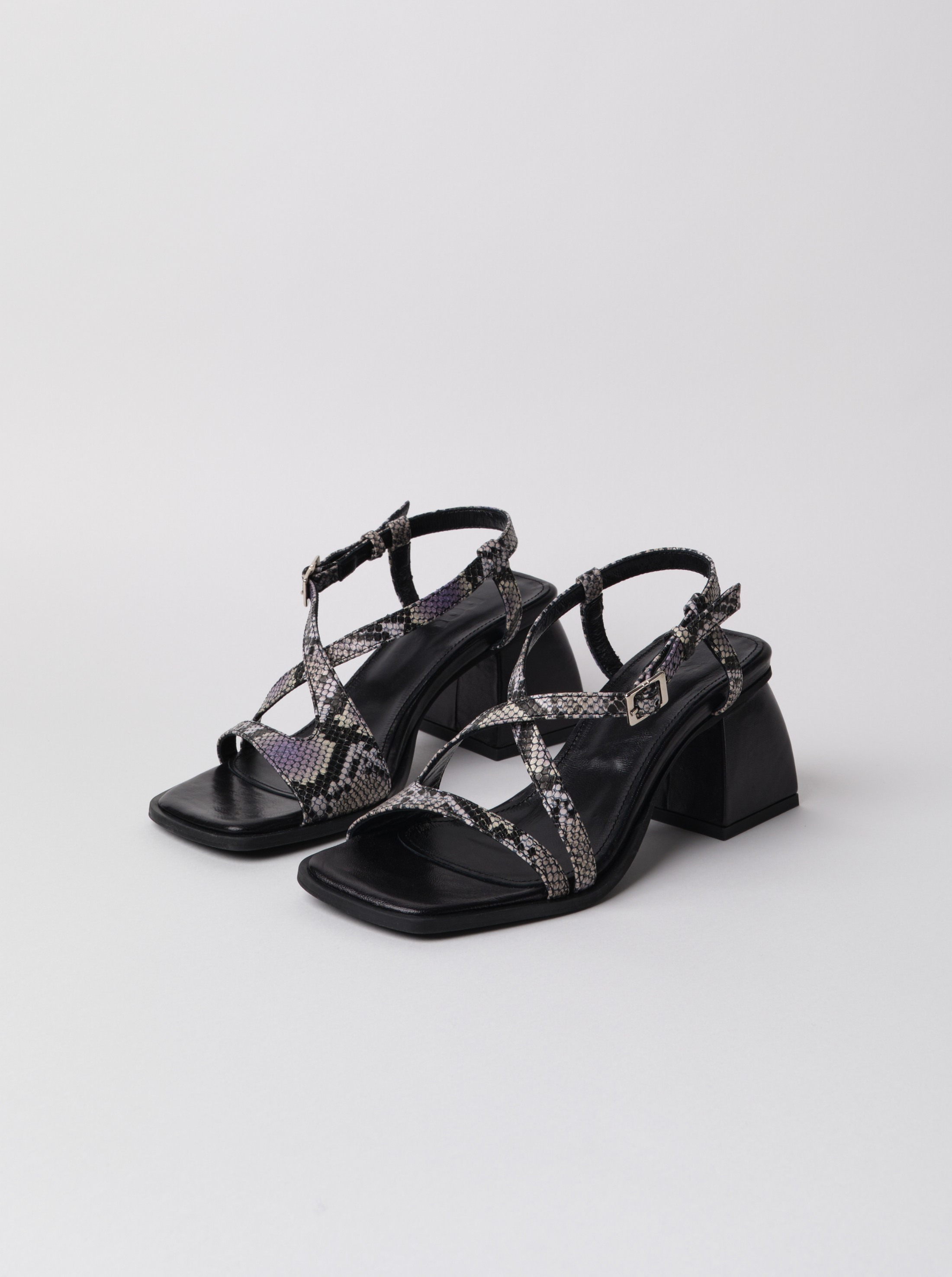 Sandalias cuadradas de pitón aplastadas