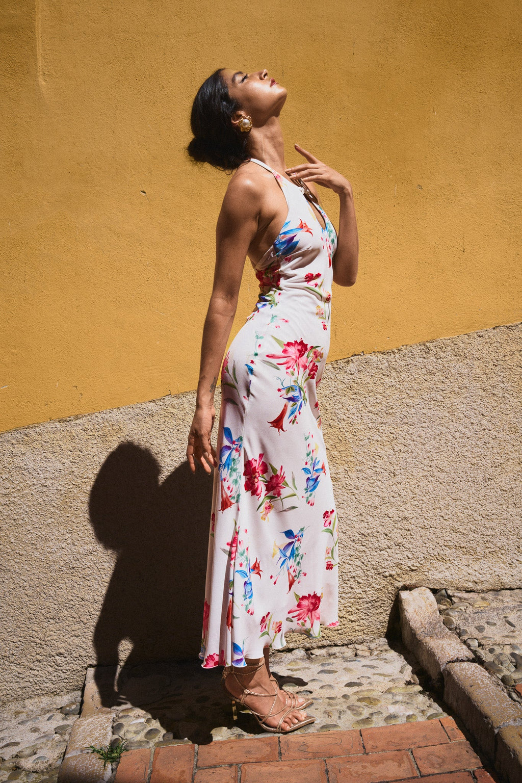 Rückenfreies Kleid mit Print – Weiß