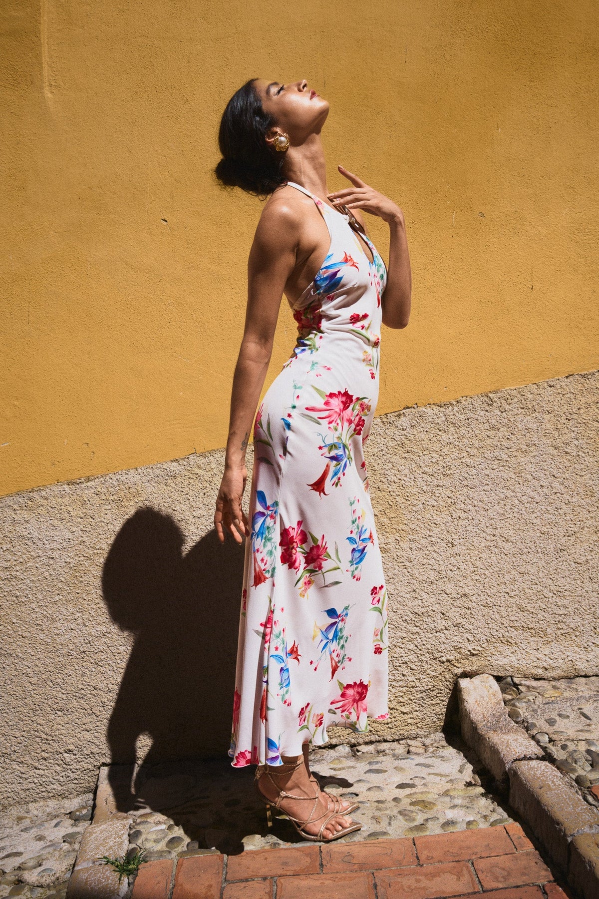Rückenfreies Kleid mit Print – Weiß