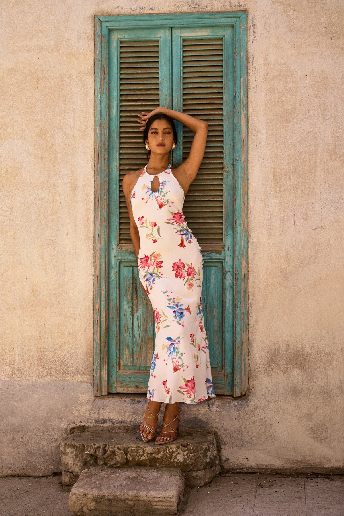 Rückenfreies Kleid mit Print – Weiß