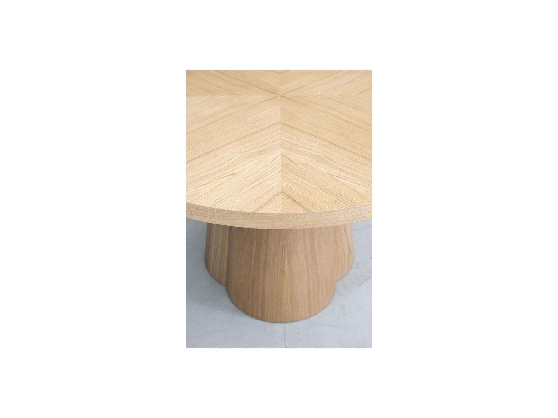 Sugiton - Conjunto con mesa de comedor redonda extensible de 130 a 180 cm + lote de sillas Bastide en chapa de roble macizo - Lote de 6 sillas