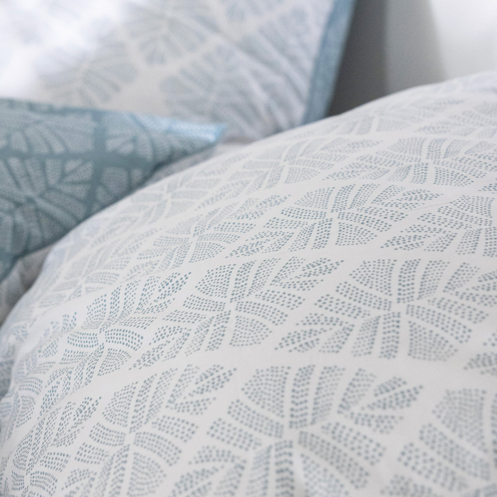 Blanc Cerise – Pointe De Douceur - Pillowcase - Storm Blue, close-up of a white and blue cushion with a leaf pattern