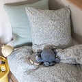 Blanc Cerise – Aquarelle - Housse De Couette + Taie D'Oreiller - Celadon, parure de lit fleurie et coussin vert clair sur un lit d'enfant