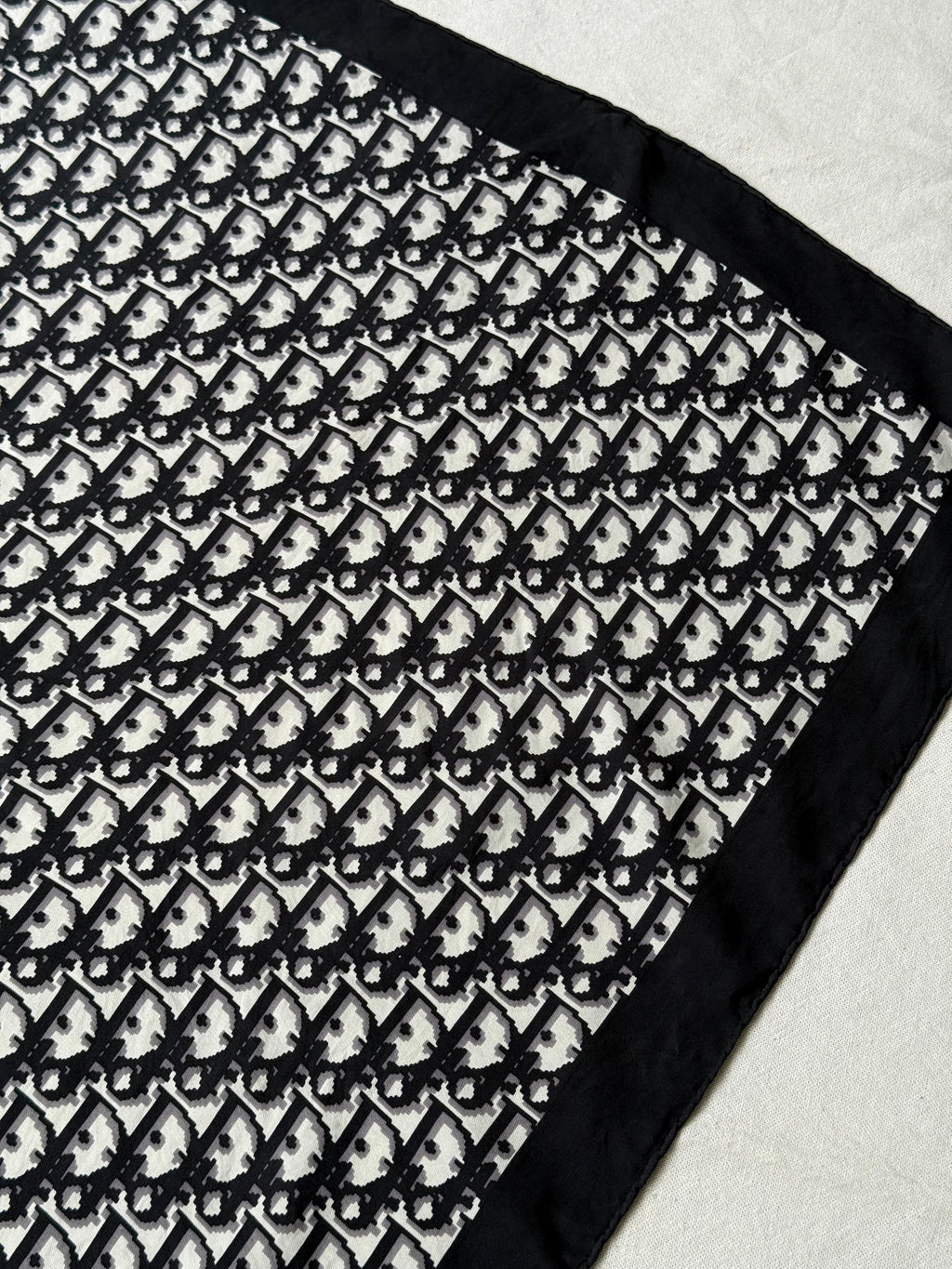 Pañuelo Christian Dior – Modelo Monograma Negro