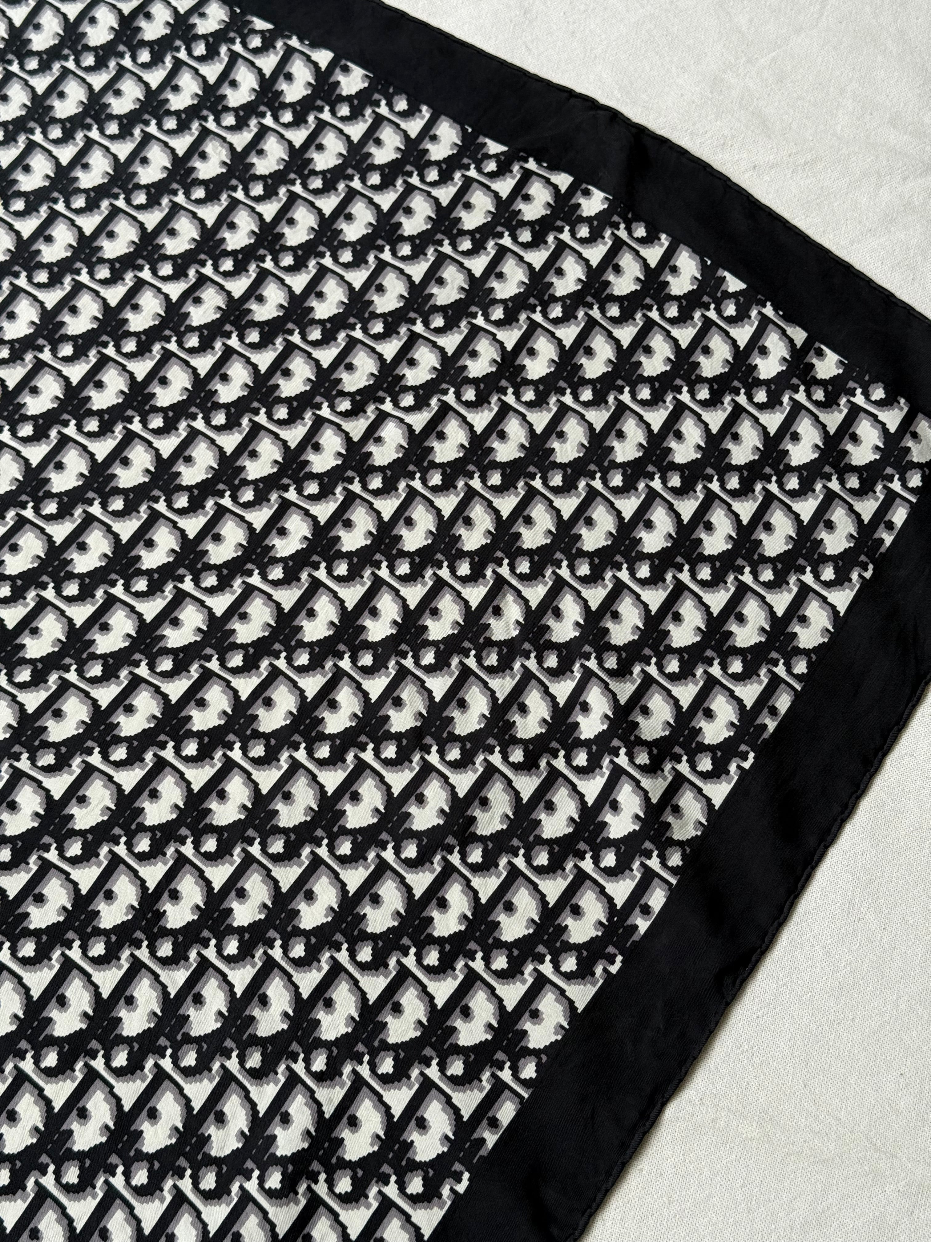 Pañuelo Christian Dior – Modelo Monograma Negro