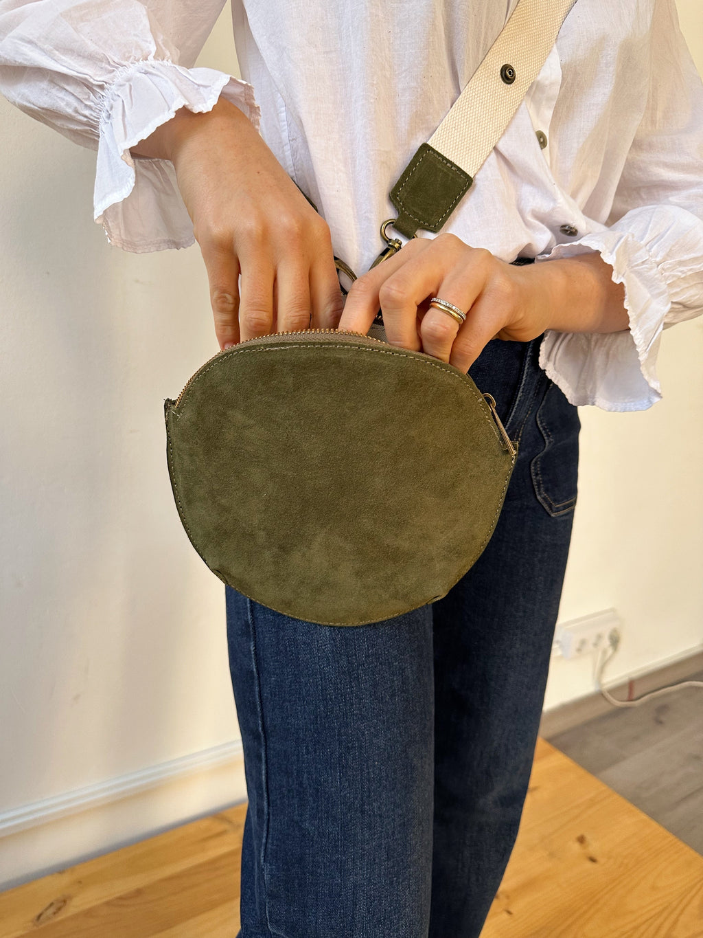Sac Bandoulière Macarena En Daim Kaki