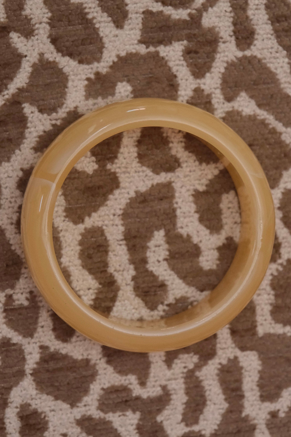 Round ecru resin bangle