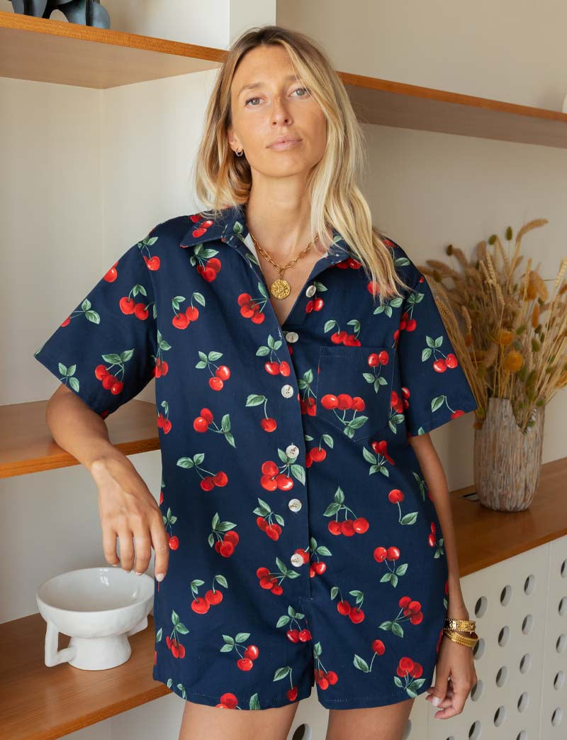 Marinblå playsuit med körsbär Rowen