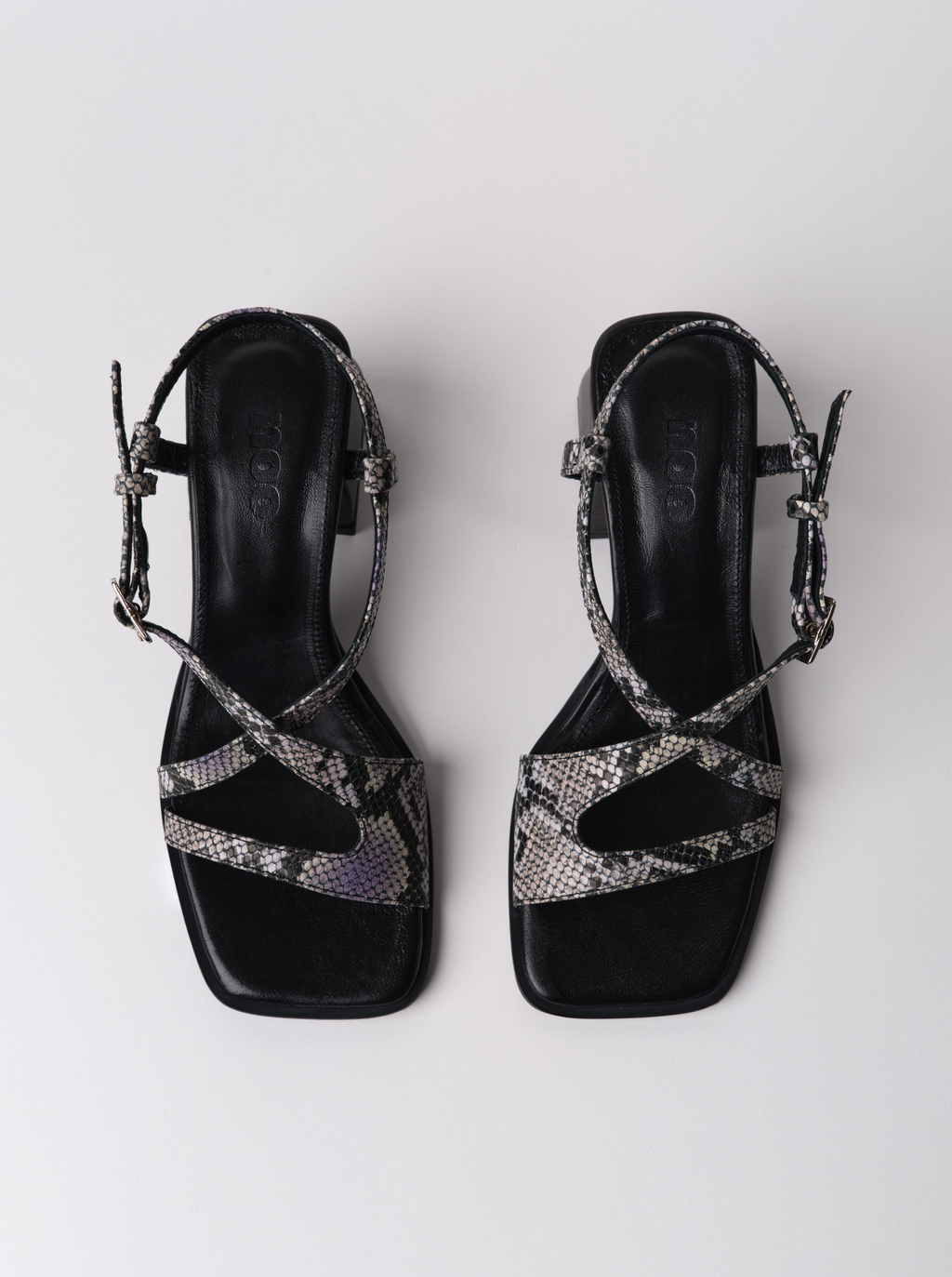 Sandalias cuadradas de pitón aplastadas