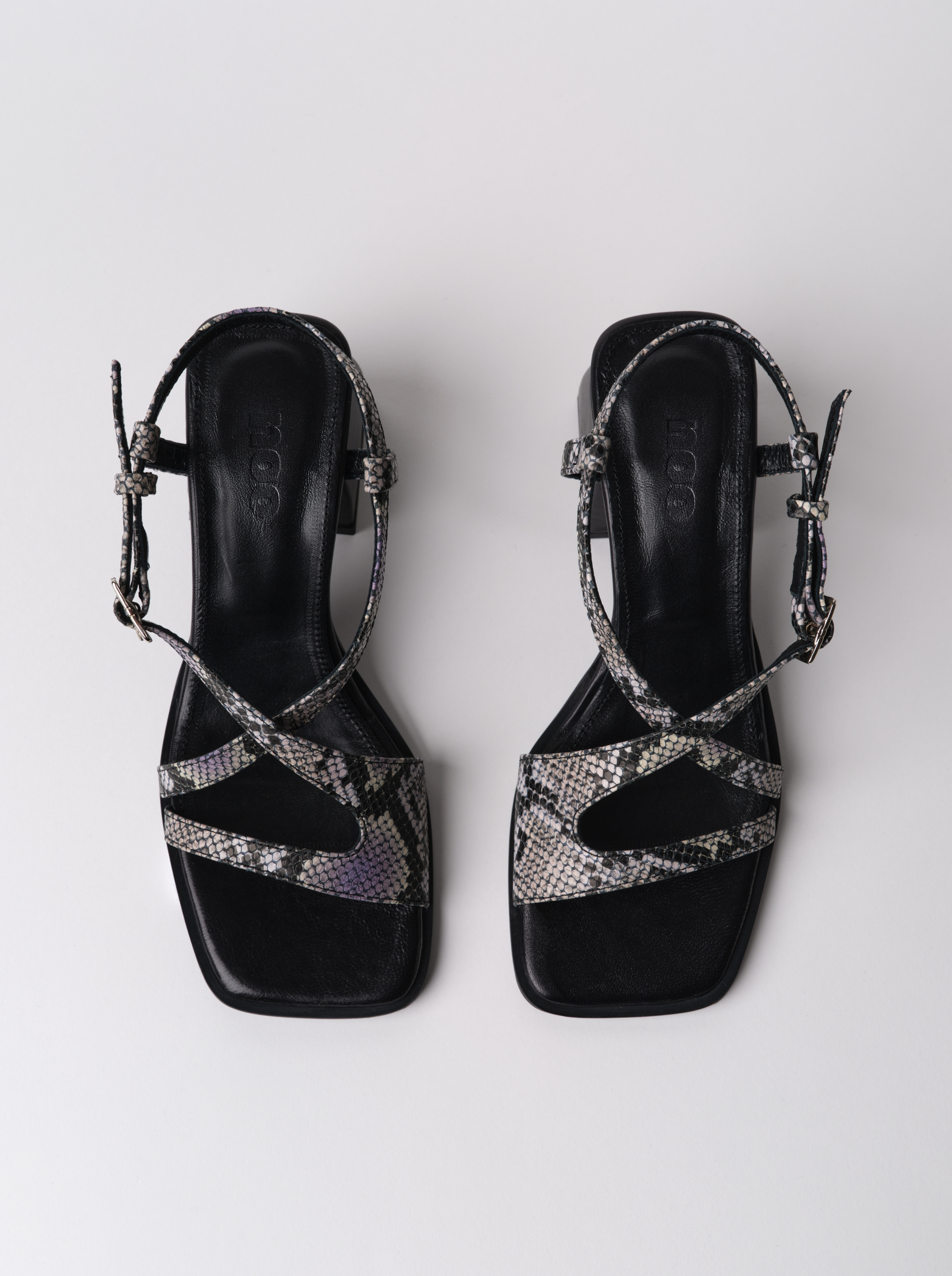 Sandalias cuadradas de pitón aplastadas