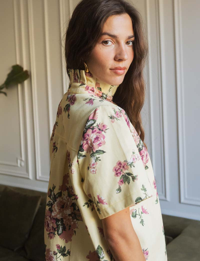 Gelbes Blumenkleid James